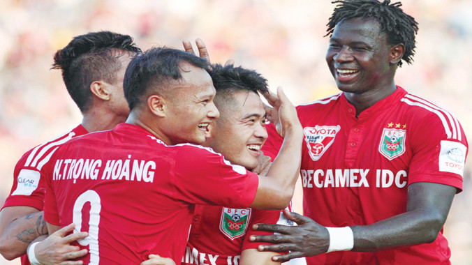 Các cầu thủ B.Bình Dương ăn mừng chiến thắng thuyết phục trước HAGL. Ảnh: VSI.