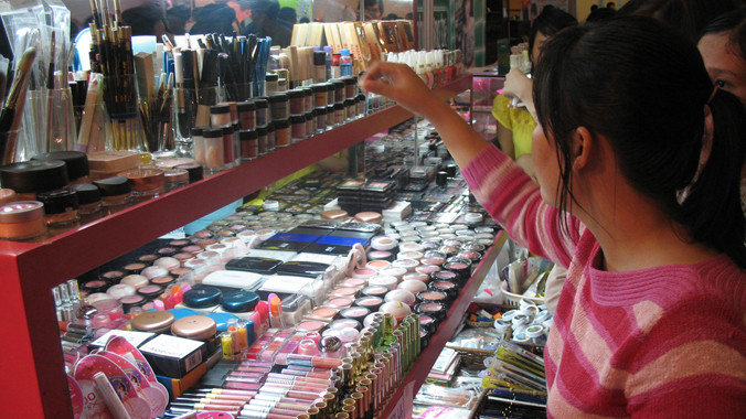 Một quầy bán mỹ phẩm ở chợ Bình Tây, quận 6, TPHCM. Ảnh: Lê Nguyễn