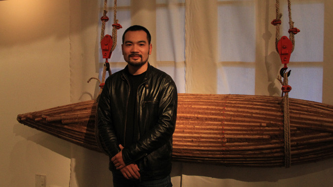 Trần Trọng Tri và các con thuyền hình hạt gạo. Ảnh: N.M.Hà.