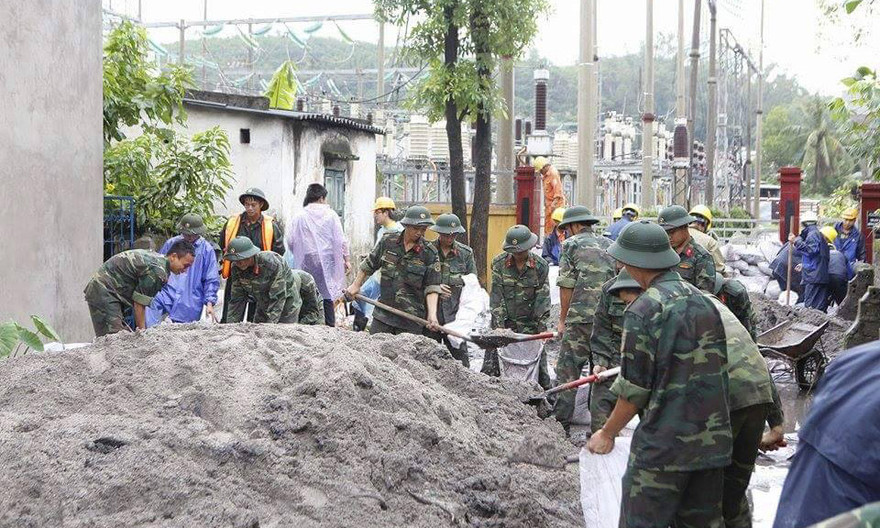 Các lực lượng ứng trực 24/24 đề phòng sự cố. Ảnh: Như Ý