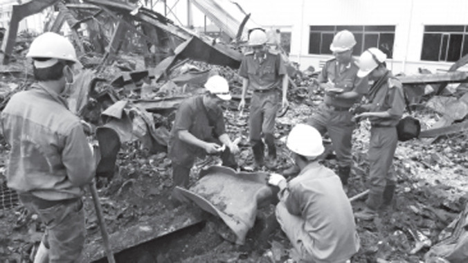 Cán bộ Viện Khoa học Hình sự - Bộ Công an khám nghiệm, điều tra hiện trường một vụ cháy nổ (Ảnh do Viện cung cấp).