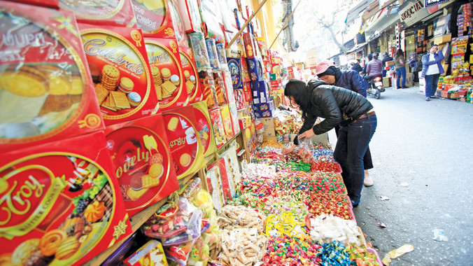 Ngồn ngộn bánh kẹo ngoại tại Hà Nội dịp giáp Tết. Ảnh: Như Ý.