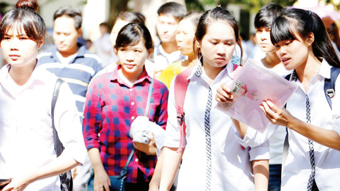 Thí sinh ra về sau khi làm thủ tục dự thi tại cụm thi số 2 - trường ĐH Kinh tế Quốc dân Hà Nội sáng ngày 30/6. Ảnh: Như Ý.