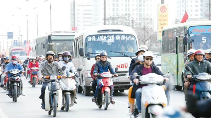 Người dân các tỉnh đổ về Thủ đô Hà Nội tăng trong ngày mùng 5 Tết. Ảnh: Châu Ngọc.