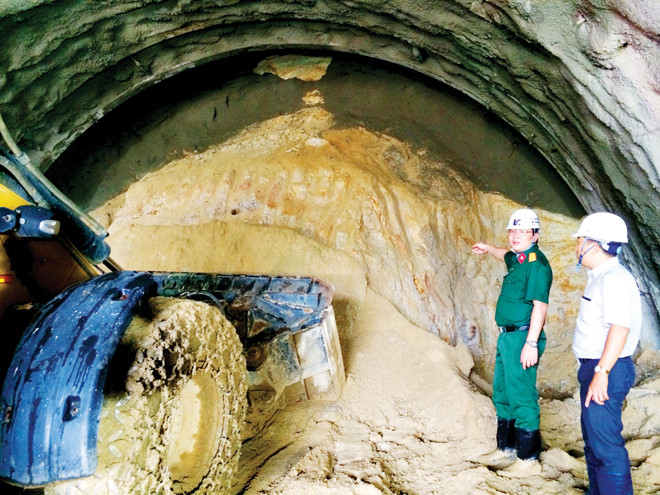 Giám đốc Nguyễn Huy Thông trực tiếp tới công trường Hầm Đèo Cả giám sát.