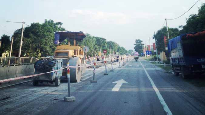 Nhiều ý kiến cho rằng, xử phạt 3-5 triệu đồng đối với doanh nghiệp bảo trì, khai thác đường giao thông là không đủ sức răn đe. Ảnh: Sỹ Lực.