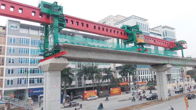 Tổng thầu sẽ dùng cẩu dọc để lắp dầm vượt đường trên cao - vành đai 3 (Thanh Xuân). Ảnh: Trọng Đảng.