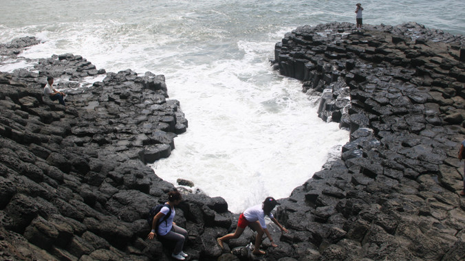 Ghềnh Đá đĩa, tác phẩm tuyệt đẹp của thiên nhiên tại Phú Yên, nơi thu hút du khách đến tham quan hàng ngày. Ảnh: Hữu Việt.