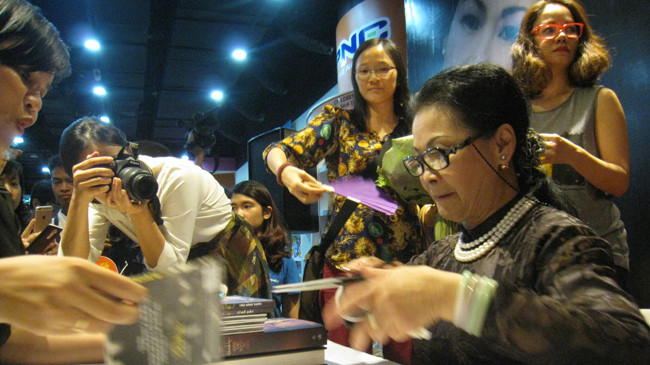  Khánh Ly đem “Đằng sau những nụ cười” đến Hà Nội. Ảnh: H.Giang.