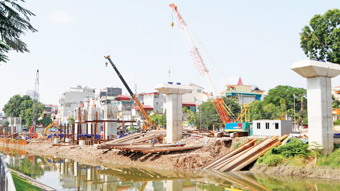 Những chiếc cần cẩu đang thi công tại đoạn đường Láng thuộc dự án đường sắt trên cao tuyến Cát Linh - Hà Đông. Ảnh: Ngọc Châu.