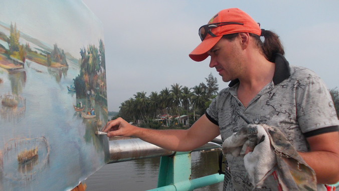 Anh Serge Timonav sẽ bức tranh về dòng sông Đế Võng.