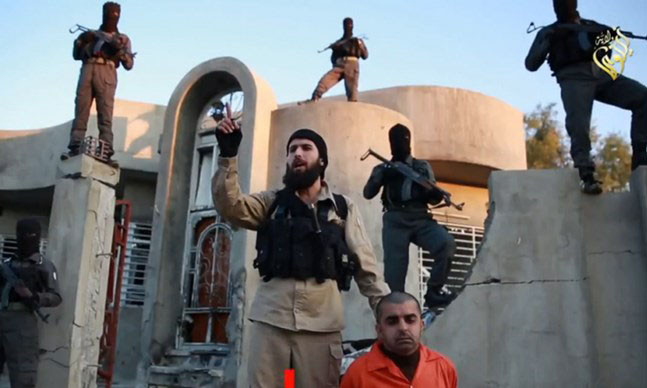 Hình ảnh phiến quân IS chuẩn bị hành quyết một chiến binh người Kurd ở Iraq.