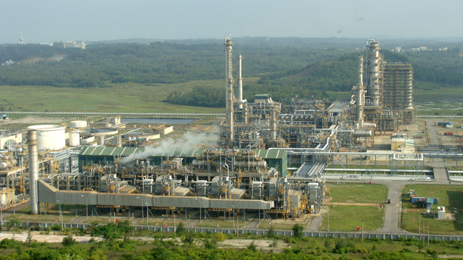 Nhà máy lọc hóa dầu Dung Quất chuẩn bị được mở rộng, hiện mới có các sản phẩm lọc dầu. Ảnh: Trần Ninh.