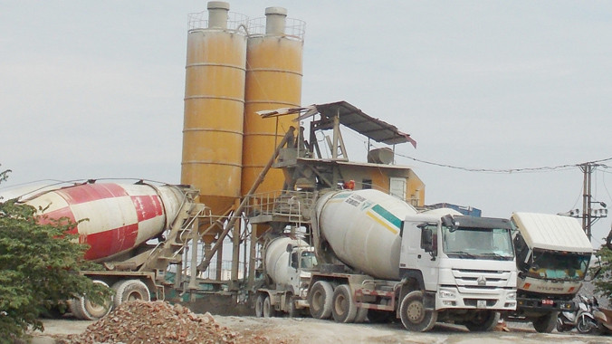 Trạm trộn bê tông trước UBND xã Tân Triều (đường Nguyễn Xiển) sẽ được kiểm tra những ngày tới. Ảnh: A.T.
