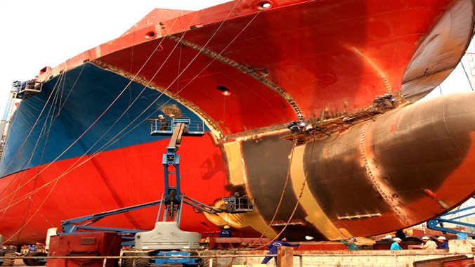 Đóng tàu tại công ty TNHH MTV Nam Triệu (Vinashin. Ảnh: Hồng Vĩnh.
