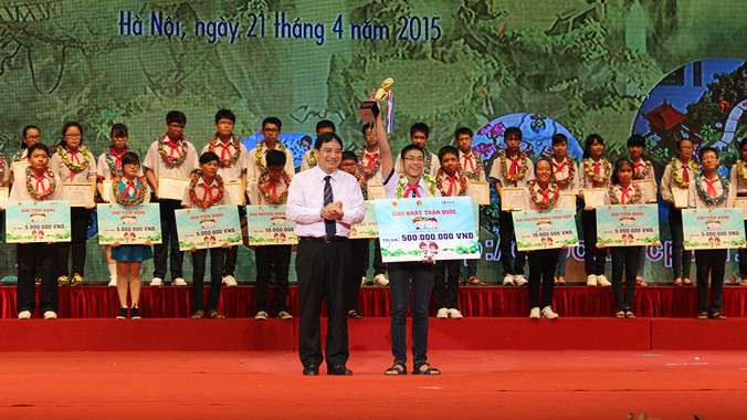 Anh Nguyễn Đắc Vinh, Bí thư thứ Nhất T.Ư Đoàn, trao giải Nhất cho em Nguyễn Tiến Dũng.