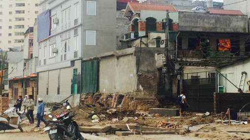 Nhà siêu mỏng, siêu méo xuất hiện trên phố mới mở (Ảnh chụp phố Nguyễn Văn Huyên).