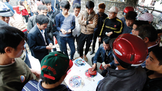 Cờ bạc bịp Tôm cua cá thường xuất hiện ở nhiều lễ hội đầu năm mới. Ảnh: Ngọc Châu.