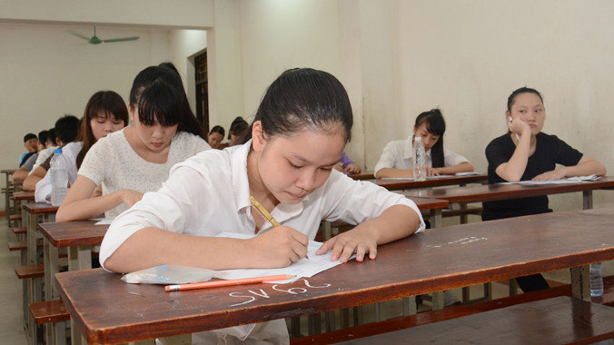 Thí sinh làm bài thi môn Lịch sử. Ảnh: Như Ý.