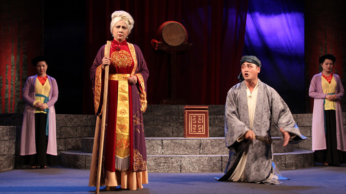 NSƯT Minh Hằng (thứ 2 từ trái sang) dù có nhiều cống hiến nhưng không qua được vòng bỏ phiếu chuyên môn cấp Bộ. Ảnh: T. Toan.