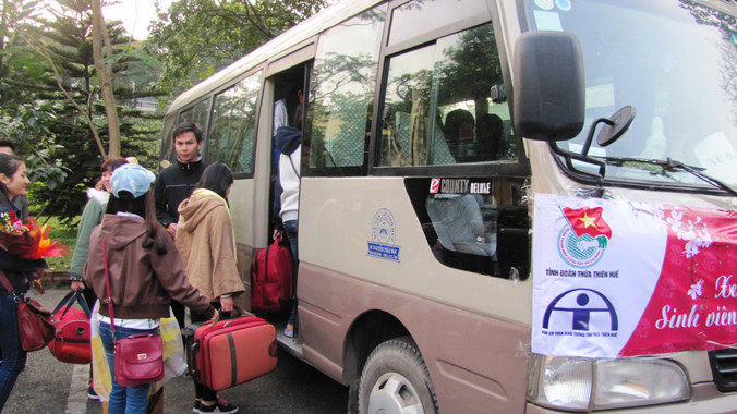 Sinh viên Huế ở xa được hỗ trợ xe đưa đón an toàn về quê.