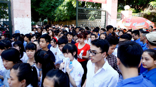 Thí sinh ra về sau khi thi xong môn Toán tại hội đồng thi trường Đại học Mở - Hà Nội năm 2014. Ảnh: Như Ý.