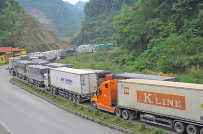 Lợi dụng các xe chở dưa bị ách tắc tại cửa khẩu, nhiều đối tượng đã trèo lên xe để trộm dưa của chủ hàng. Ảnh: Dân Việt