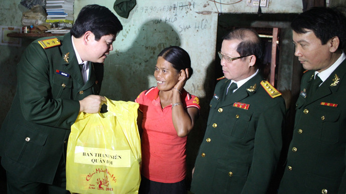 Lãnh đạo Ban Thanh niên Quân đội, Cục Chính trị Quân khu 5 và Tổng Cty 319 - Bộ Quốc phòng tặng bánh chưng, quà tết cho gia đình chị Rơ Chơm H’Lưng ở xã Ia Nan (Đức Cơ, Gia Lai). Ảnh: Nguyễn Minh.