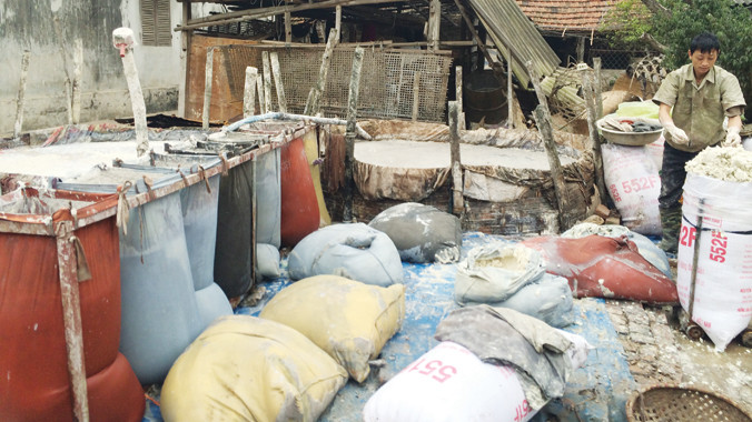 Cách làm bã sắn cùng miến trên đường làng Dương Liễu.