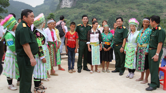 Tình quân dân cá nước. Ảnh: Khương Doãn.