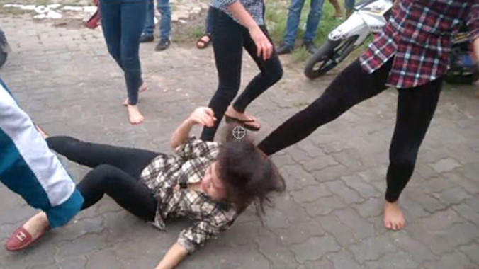 Vì sao bạo lực học đường ngày càng gia tăng?. Ảnh cắt từ clip vietbao.vn.