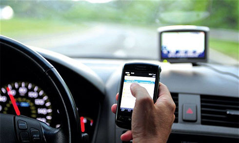 Dùng điện thoại khi lái xe sẽ bị phạt nặng