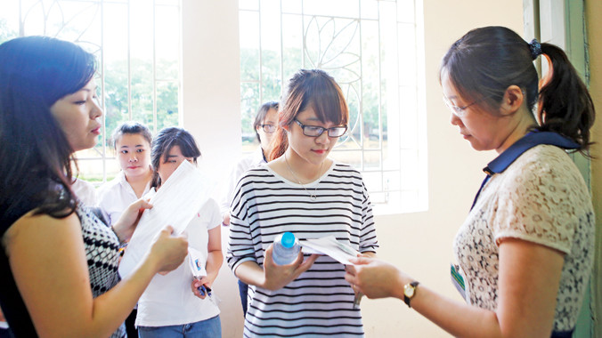 Những năm trước mỗi thí sinh nộp trung bình khoảng 3 bộ hồ sơ, nay theo đổi mới mỗi người nộp 1 hồ sơ (Trong ảnh: Thí sinh dự thi vào trường ĐH Hà Nội năm 2014). Ảnh: Ngọc Châu.