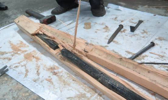 Cocain giấu trong đế chất hàng bằng gỗ.