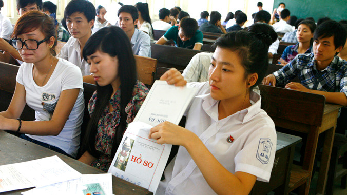 Thí sinh làm hồ sơ dự thi ĐH, CĐ năm 2014.
