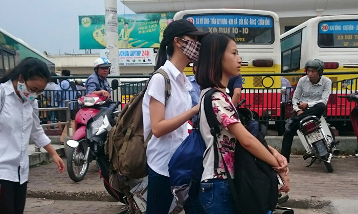 Thí sinh rời thành phố về quê sau kỳ thi. Ảnh: Như Ý