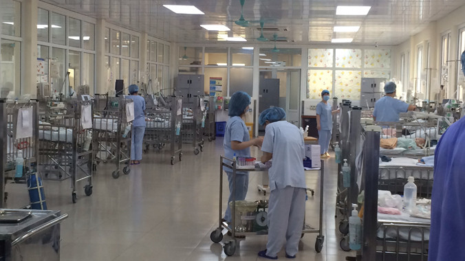 Các bác sĩ và điều dưỡng luôn tất bật với công việc tại Khoa Hồi sức cấp cứu (BV Nhi T.Ư). Ảnh: Thái Hà.