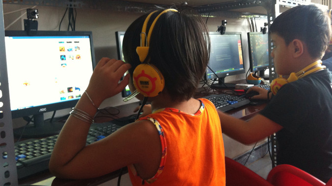 Thiếu sân chơi dịp hè, nhiều trẻ chỉ biết vào tiệm internet chơi game, chát chít. Ảnh: Nguyễn Dũng.