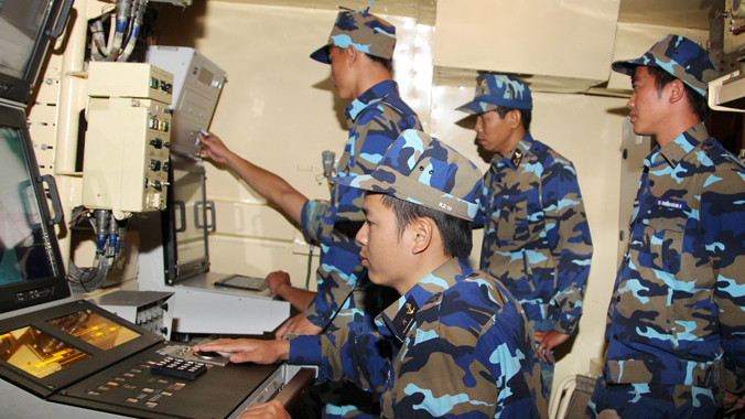 Kíp huấn luyện tại buồng chỉ huy trên tàu 377.