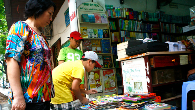 Thường trực Ủy ban Tài chính - Ngân sách đề nghị rà soát bỏ phí sử dụng lòng đường, hè phố. Ảnh: Hồng Vĩnh.