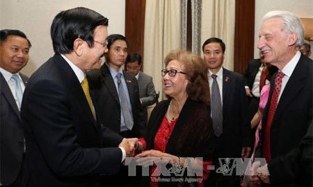  Chủ tịch nước Trương Tấn Sang gặp gỡ thân mật bà con Việt kiều, lưu học sinh, sinh viên, cán bộ Phái đoàn Việt Nam tại Liên hợp quốc và bạn bè Mỹ. (Ảnh: Nguyễn Khang - TTXVN) 