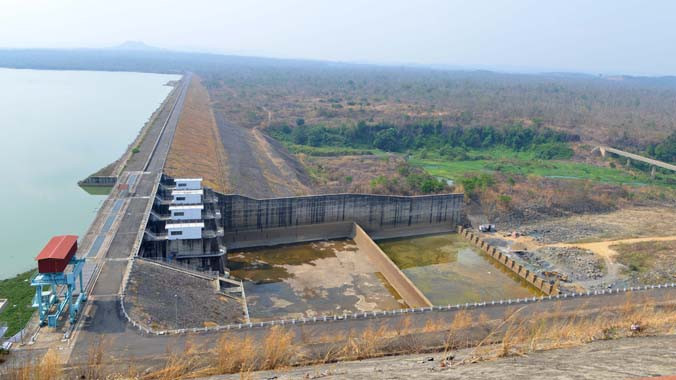 Lòng sông Sêrêpôk trước và sau đập tràn thủy điện Buôn Kuôp.