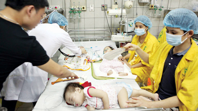 Chăm sóc bệnh nhi tại Bệnh viện Bạch Mai (Hà Nội). Ảnh: Như Ý.