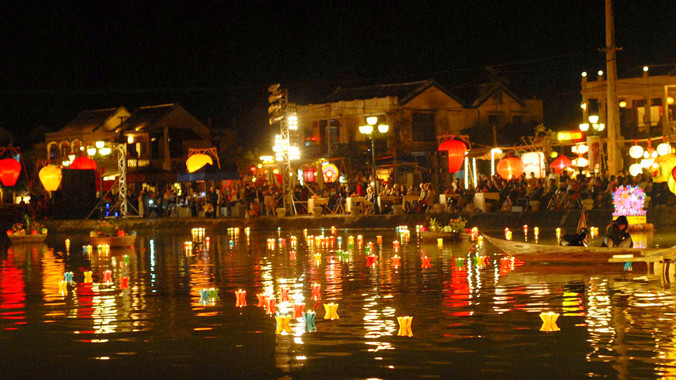 Đèn hoa đăng được thả trên sông Hoài - Hội An vào hai đêm mồng một và mười bốn âm lịch. Ảnh: Ngọc Châu.