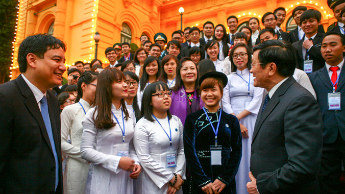 Chủ tịch nước Trương Tấn Sang trò chuyện với các sinh viên ưu tú. Ảnh: Vương Bảo Anh.
