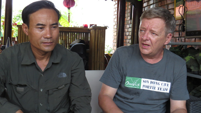 Hồ Khanh và Howard Limbert.