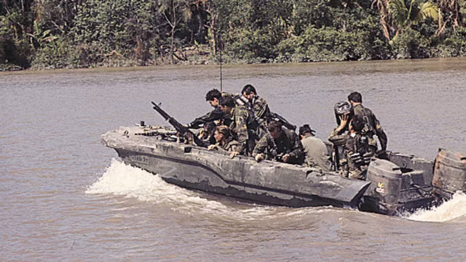 Đội SEAL 1 trên thuyền tấn công xuôi dòng sông Hậu (ảnh chụp tháng 11/1967). Ảnh: J. D. Randall.