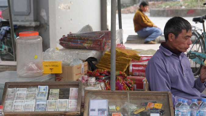 Đổi tiền lẻ vẫn diễn ra bình thường tại các di tích. Ảnh: T.Toan.