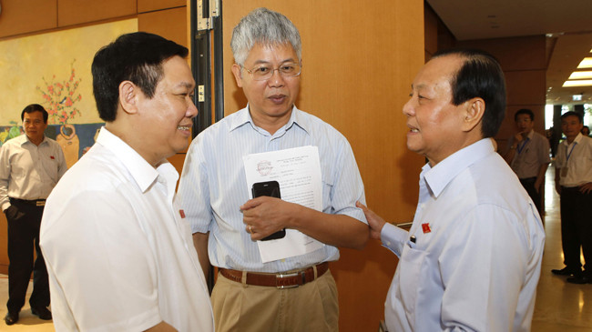 ĐB Nguyễn Đức Kiên trao đổi với Bí thư Thành ủy TPHCM Lê Thanh Hải (phải) và Trưởng Ban Kinh tế T.Ư Vương Đình Huệ (trái) bên lề phiên thảo luận về Dự thảo Luật Tổ chức Chính phủ (sửa đổi). Ảnh: Hồng Vĩnh.