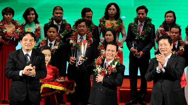 Anh Nguyễn Đắc Vinh và Chủ tịch HĐQT FPT Trương Gia Bình trao danh hiệu cho các doanh nhân trẻ khởi nghiệp xuất sắc năm 2015. Ảnh: Xuân Tùng.